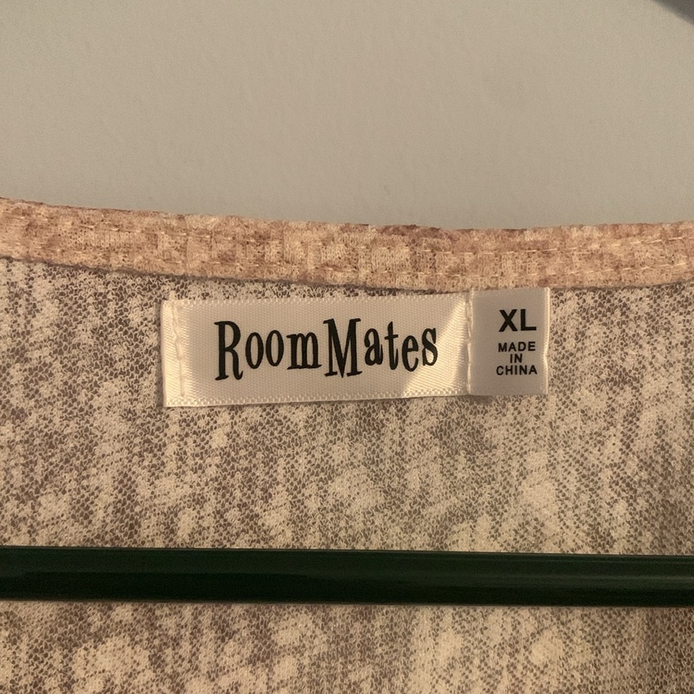 RoomMates Top - Picture 3 of 8